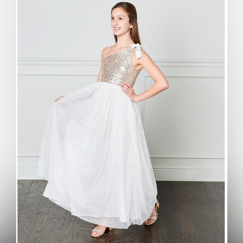 Poppies and Roses
Big Girls Size 14 One-Shoulder Sequin Bodice Ballgown